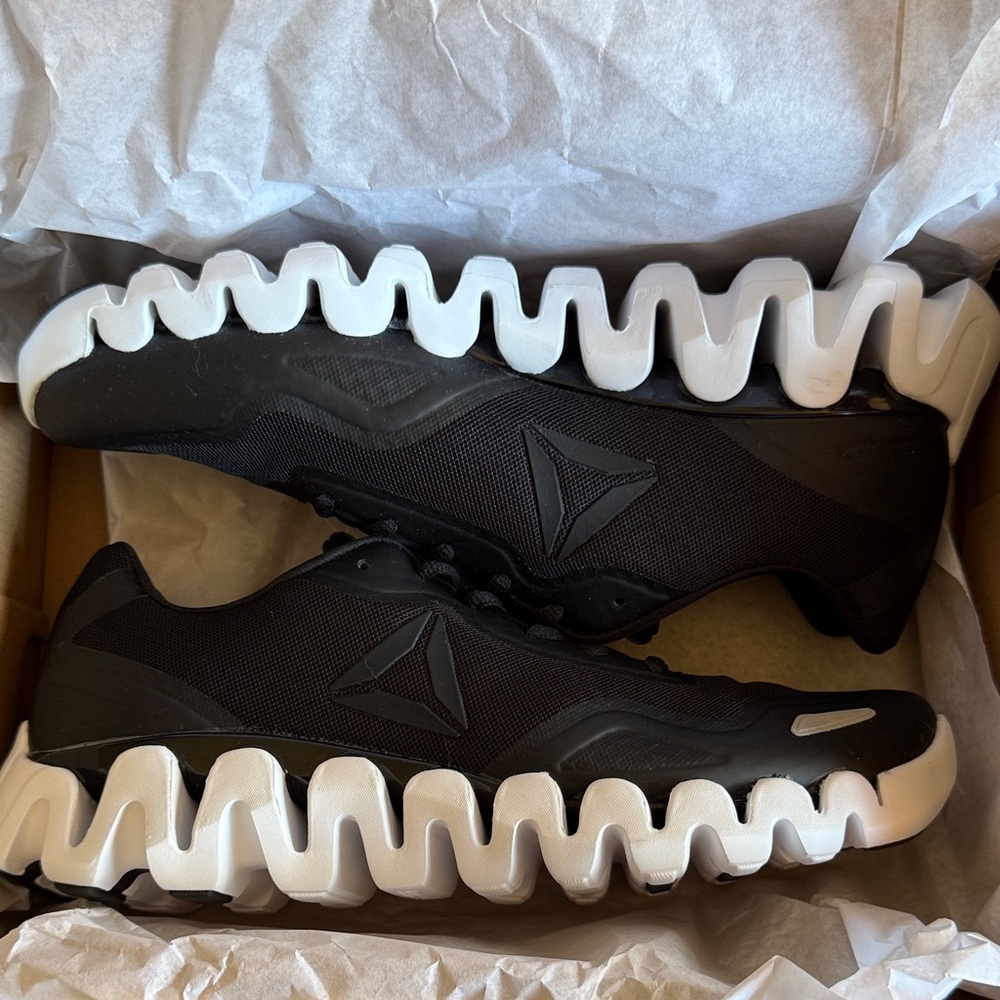 NIB Reebok Zigpulse Men's Black Athletic Running Shoes with White Sole Size 8